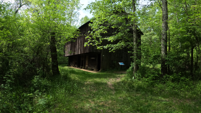 Barn along Cemetery Ridge Trail.